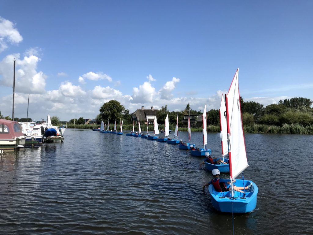 Zeilles voor kinderen in een optimist